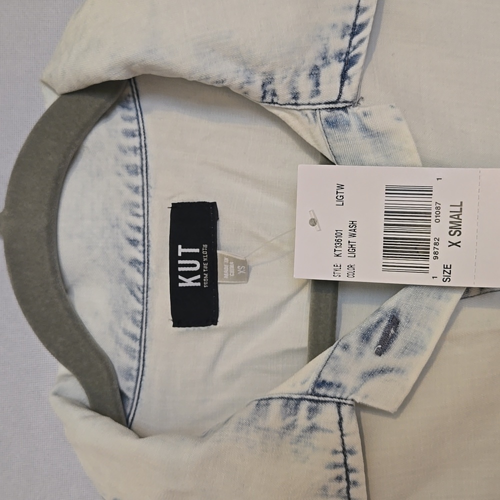 Kut from the Kloth Light Wash Cropped Button-Up Shirt Sz XS NWT - Picture 2 of 7
